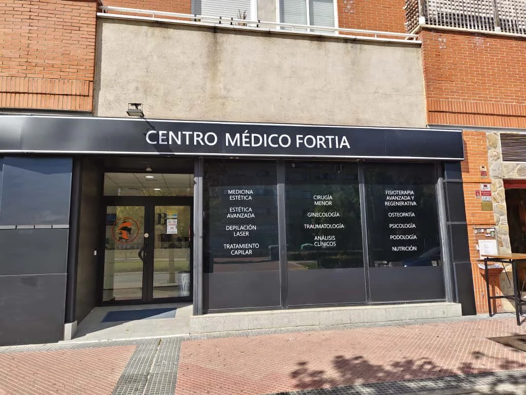 Entrada real de Centro Médico Fortia en avenida Juan Carlos I, La Garena